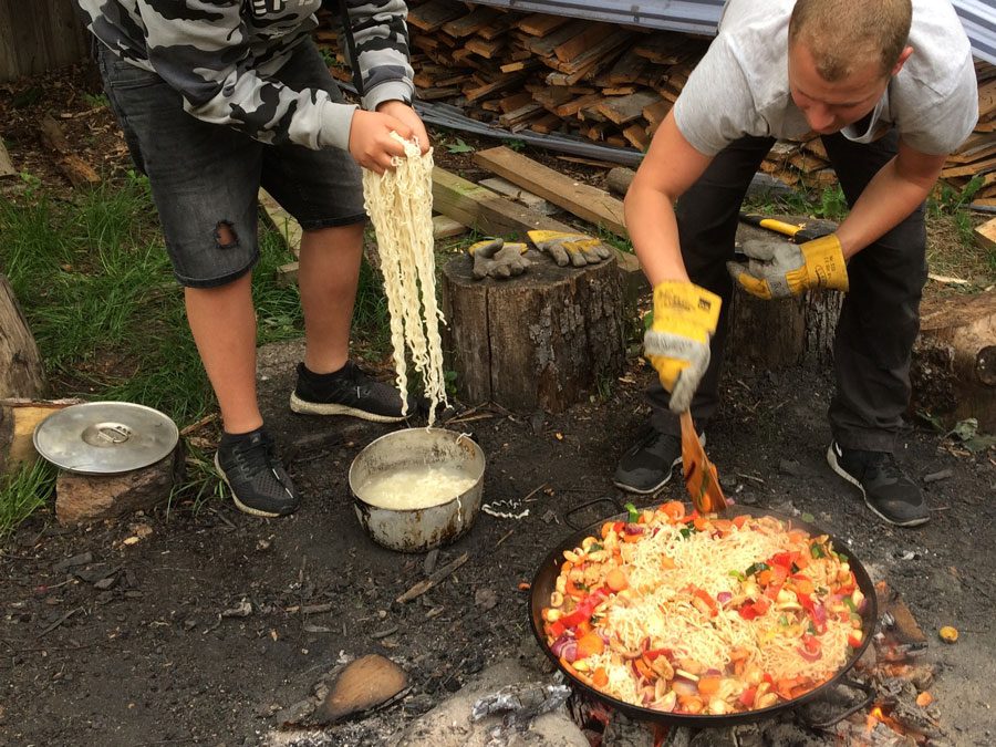 Wokret med nudler og brød bagt i bålgryde-ovn